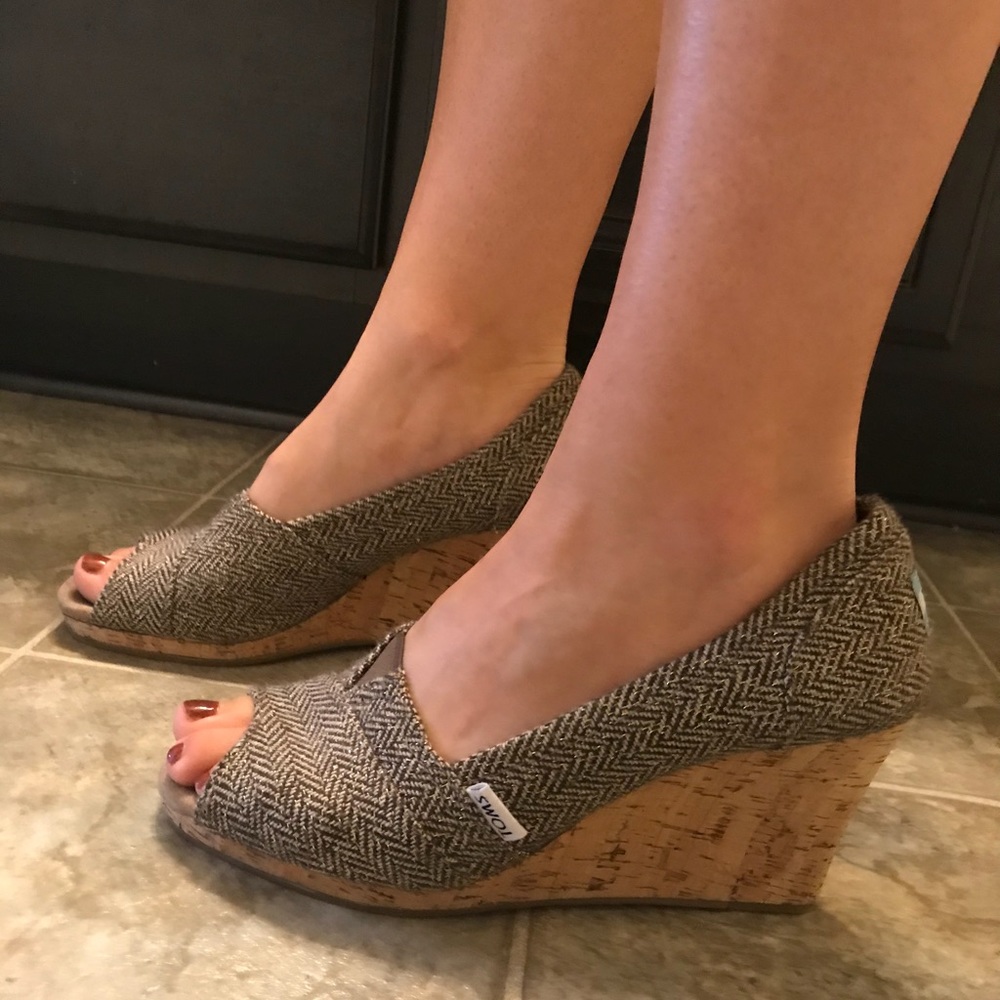 Super cute TOMS wedges!!